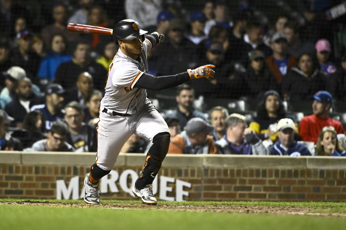 SF Giants shortstop Thairo Estrada singles against the Cubs.